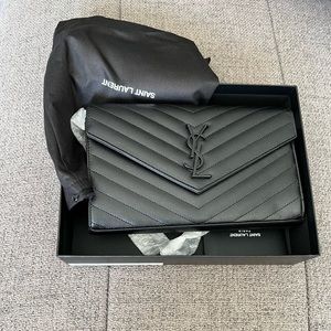 YSL Monogramme Grain de
Poudre Leather Wallet-on-
Chain, Black Hardware